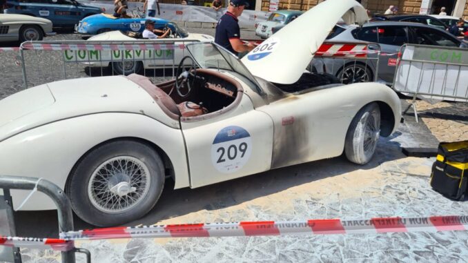 Auto in fiamme durante la Mille Miglia a Orvieto