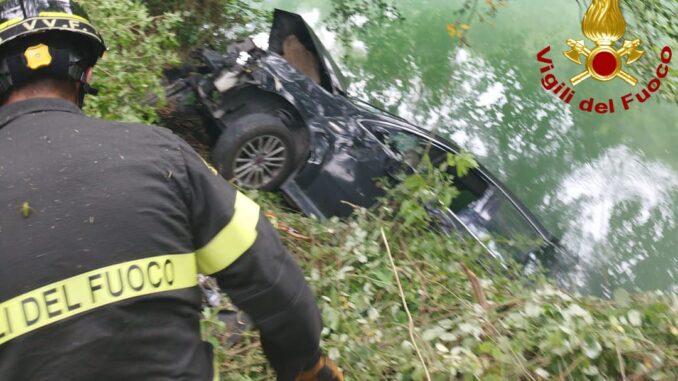 Auto precipita nel Nera: uomo salvo dopo volo in scarpata