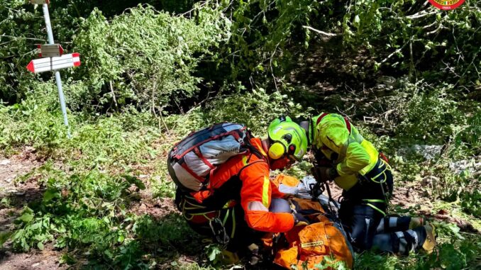 Escursionista ferita sul Monte Cucco: intervento aereo