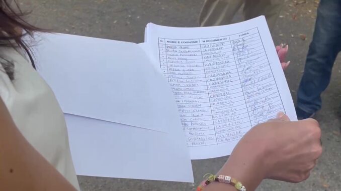 Allarme sul calo iscrizioni all'IC12, consegnate le firme all'ufficio scolastico regionale