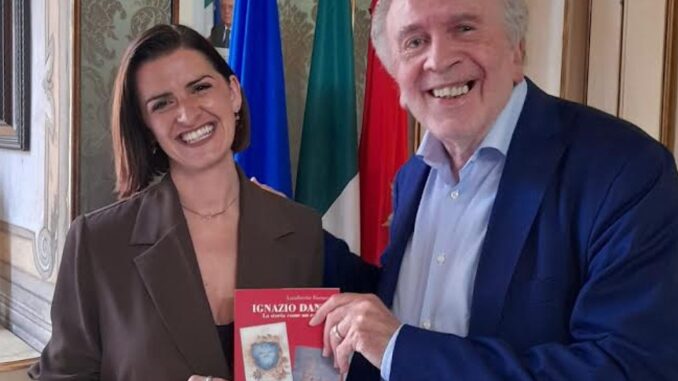 Fornari consegna a Dada Ferdinandi copia libro su Ignazio Danti