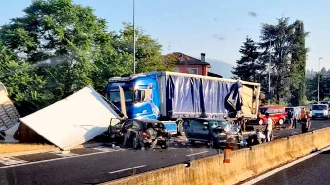 Scontro tra quattro veicoli sulla Flaminia: sette feriti