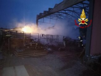 Incendio all’alba in area esterna di un edificio a Città