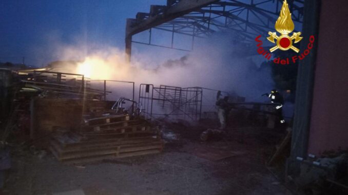 Incendio all’alba in area esterna di un edificio a Città