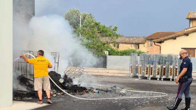 Market in fiamme a Deruta, intervento Polstrada evita disastro