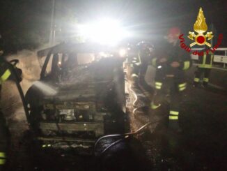 Fiamme su un furgone nella notte sul raccordo Terni-Orte