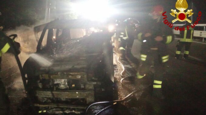 Fiamme su un furgone nella notte sul raccordo Terni-Orte