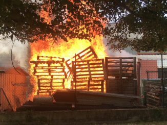 Incendio a Ponte Valleceppi, [video] fiamme alte e rischio esplosione