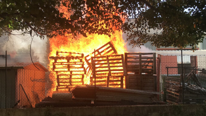 Incendio a Ponte Valleceppi, [video] fiamme alte e rischio esplosione