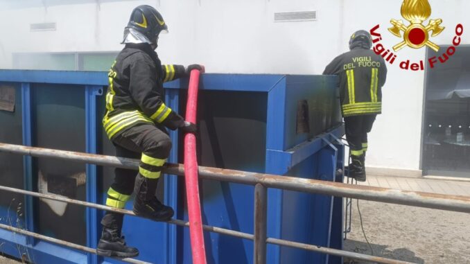 Incendio distrugge cassonetto carta in viale Centurini a Terni