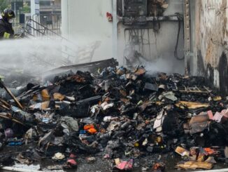 Ex vigile del fuoco ferma incendio nel piazzale del market a Deruta