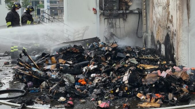 Ex vigile del fuoco ferma incendio nel piazzale del market a Deruta
