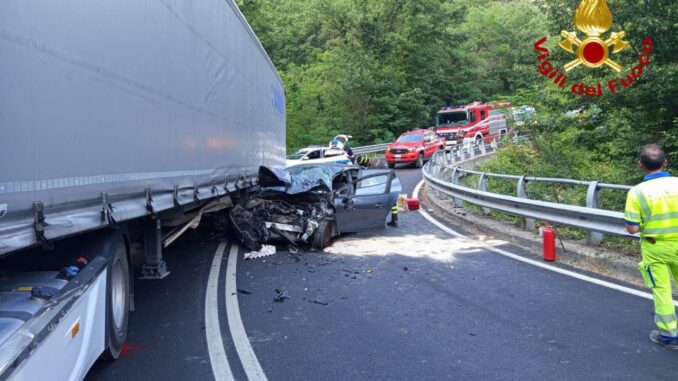 Auto contro tir sulla SS219, feriti all'ospedale di Branca
