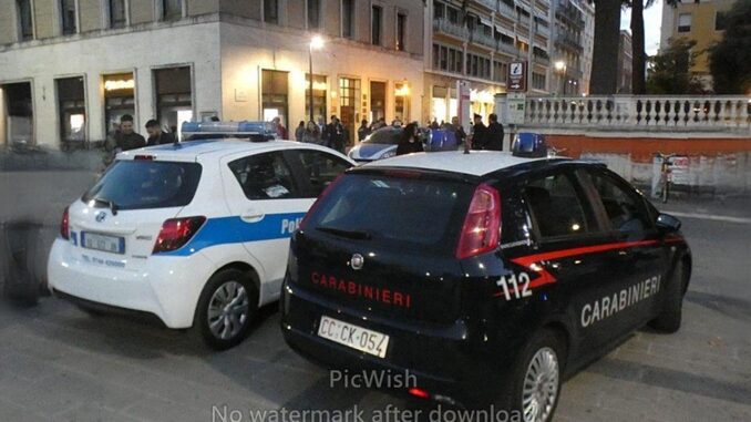 Aggredisce agenti in pieno centro: arrestato drogato di 24 anni