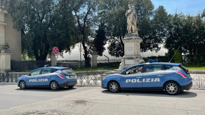 Rubano orecchini in gioielleria, due persone denunciate