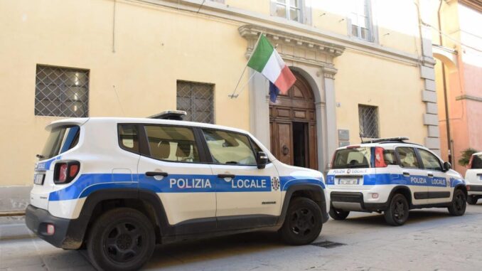 Barricato in auto per evitare sequestro, scatta la denuncia