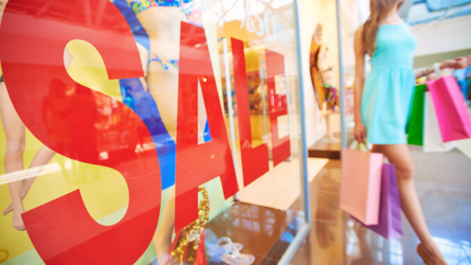 Saldi estivi al via il 5 luglio: spesa media famiglia 203 euro