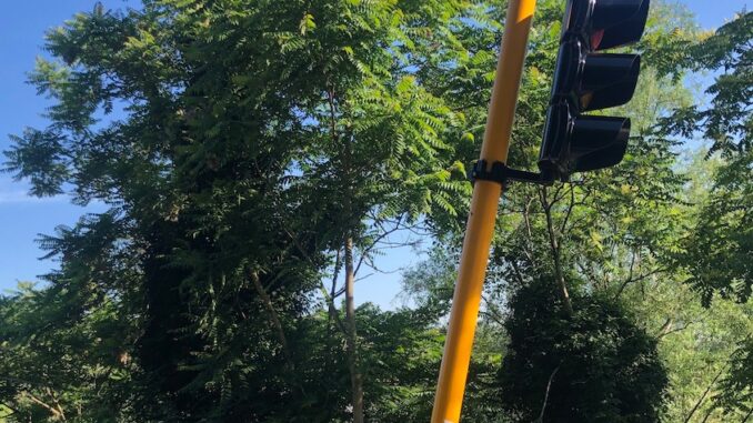 Casaglia, semaforo a rischio crollo: cresce la preoccupazione