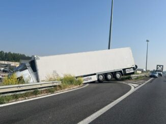 Tir fuori strada a Deruta: traffico bloccato sulla E45