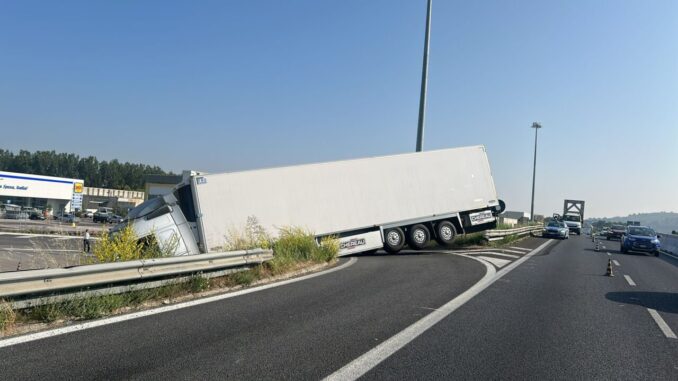 Tir fuori strada a Deruta: traffico bloccato sulla E45