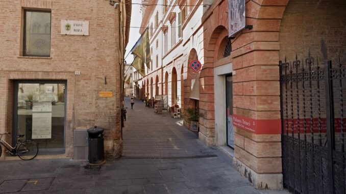 Rissa sfiorata nella movida di Foligno, tensione tra giovani