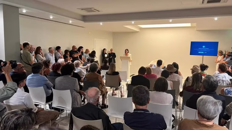 Folla e commozione per l’addio a Laura Santi