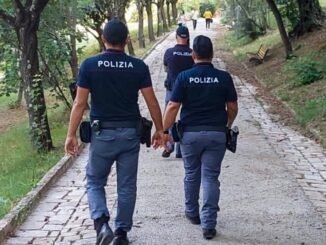 Rapina in un parco: aggredita e derubata mentre passeggiava