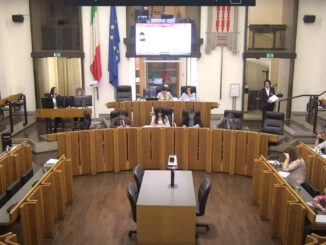 Via libera all’assestamento, tensioni su autonomia e tagli