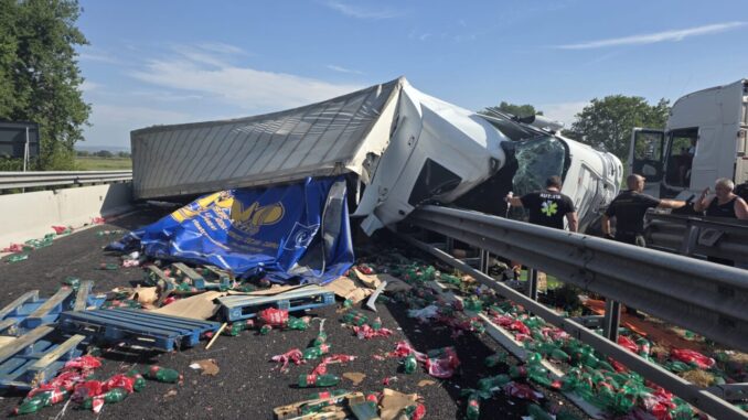 Camion si ribalta in A1, autista incastrato è ferito grave