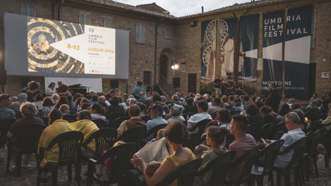 Montone, il cinema accende la piazza: applausi e visioni