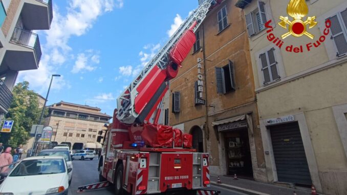 Coppi pericolanti a Terni, strada chiusa per sicurezza