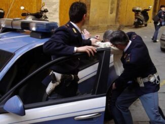Aggredisce agenti in strada: denunciata una 52enne a Perugia