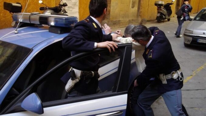 Aggredisce agenti in strada: denunciata una 52enne a Perugia