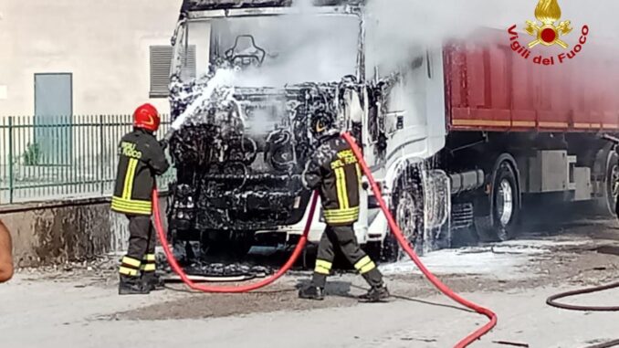 Incendio su autoarticolato a Gubbio, fiamme nella cabina