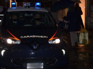 Minaccia con un coltello e rapina autonoleggio: arrestato