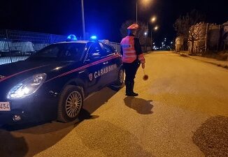 Arrestato 21enne dopo inseguimento, droga in auto