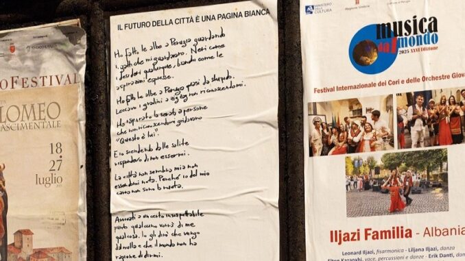 Perugia, città tappezzata di manifesti bianchi parlanti