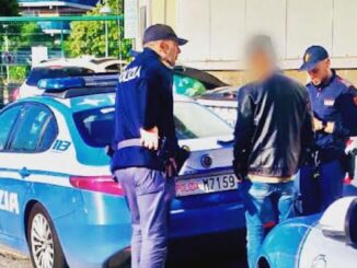 Trovato con droga e tessera rubata, 29enne denunciato