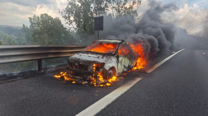Auto in fiamme in A1 tra Attigliano e Orvieto: traffico bloccato