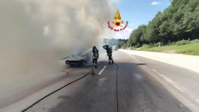 Auto in fiamme sulla E45, illesi tutti gli occupanti