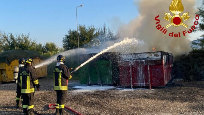 Fiamme all’alba in ditta rifiuti a Terni, nessun ferito