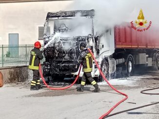 Incendio cabina tir a Padule, intervento dei Vigili