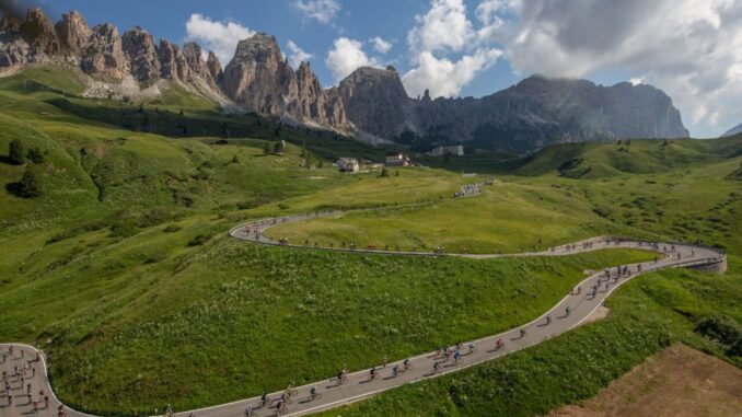 Maratona dles Dolomites, 8000 ciclisti tra le vette alpine