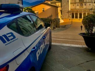 Donna ubriaca provoca incidente e aggredisce agenti