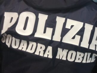 Accoltella collega e aggredisce agenti, arrestato 21enne