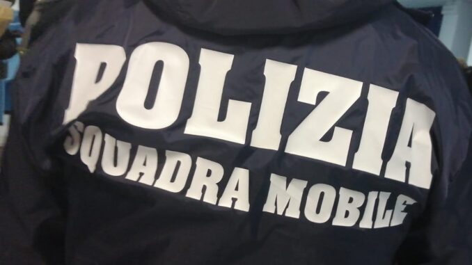 Accoltella collega e aggredisce agenti, arrestato 21enne