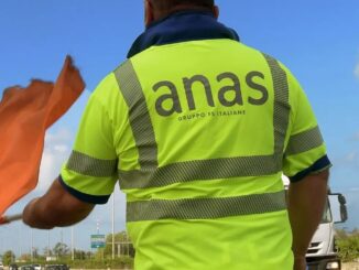 Incidente sulla E45, veicolo si ribalta e strada chiusa