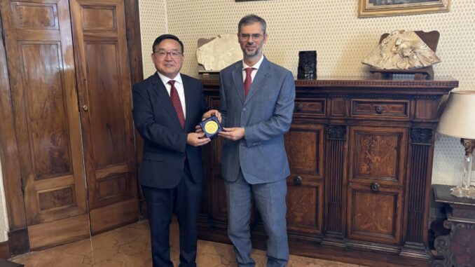 Ambasciatore cinese Jia Guide visita Università per Stranieri