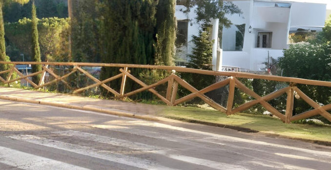 Scarpata di via Pellas ridotta a discarica a cielo aperto