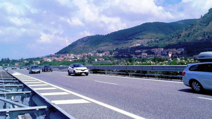 Esodo estivo, traffico record e cantieri sospesi